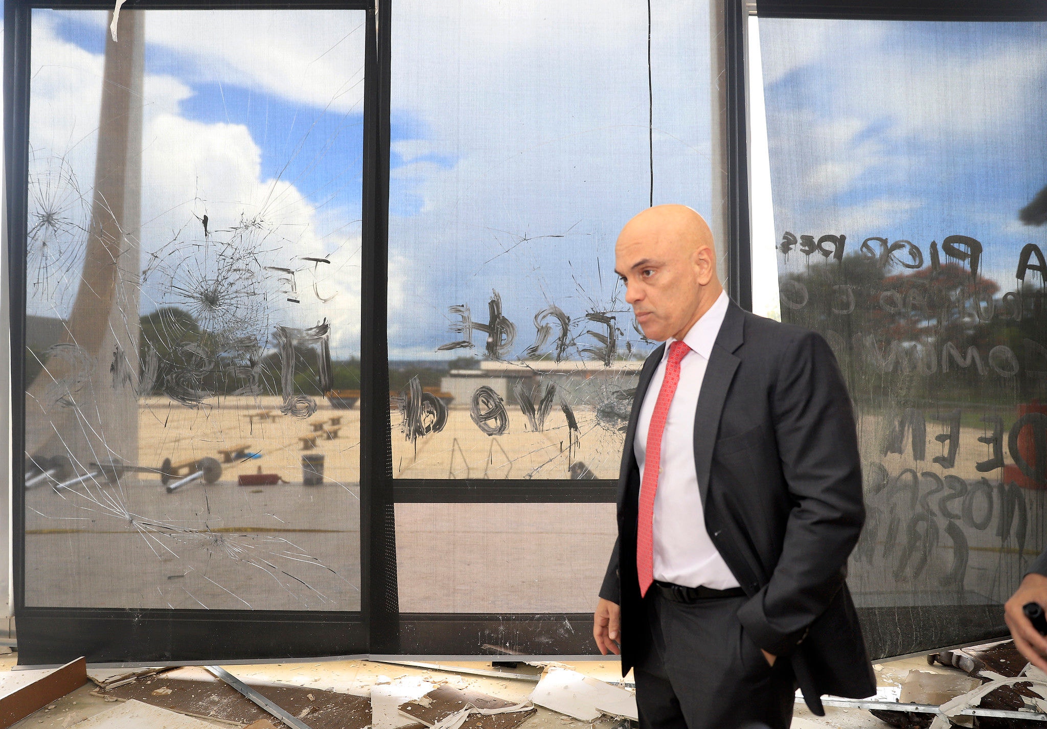 O ministro Alexandre de Moraes visita o edifício sede do STF no dia seguinte à invasão e depredação 