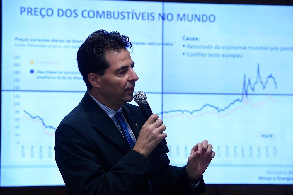 Ministro de Minas e Energia Adolfo Sachsida falou sobre combustíveis na Comissão de Assuntos Econômicos do Senado nesta terça-feira (12)