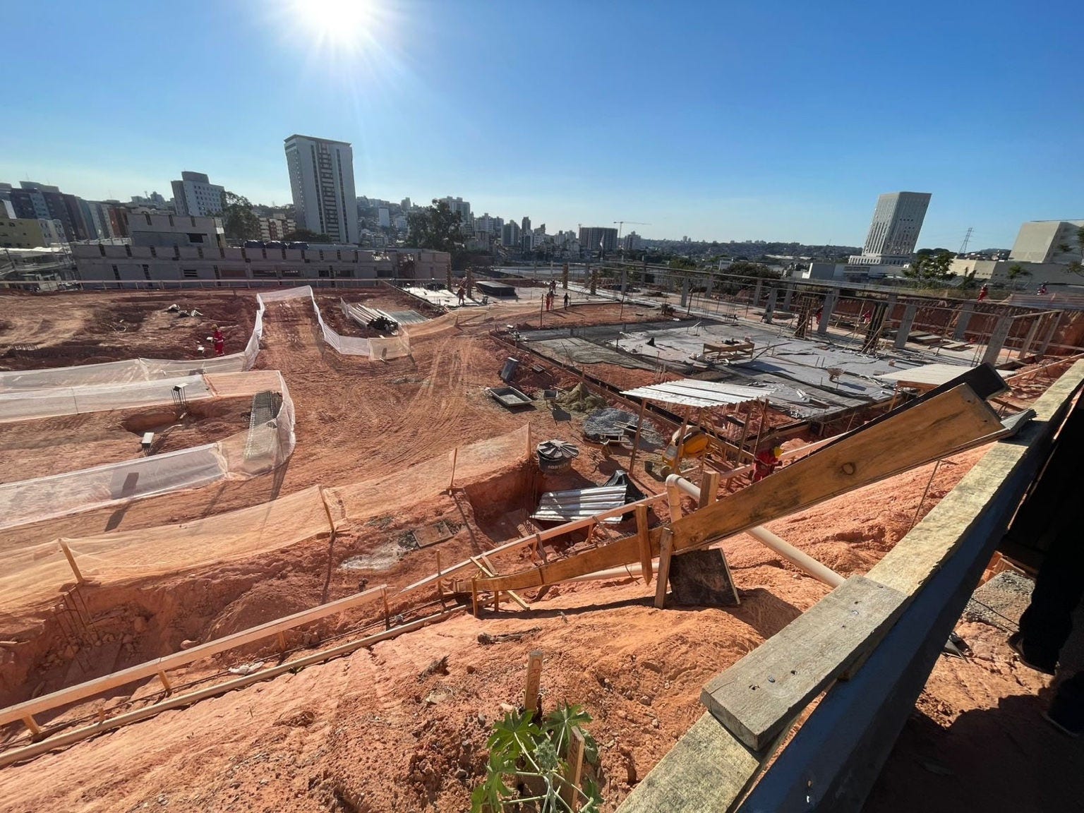 Vista panorâmica das obras de construção da Casa da Mulher Brasileira, no bairro União, em BH