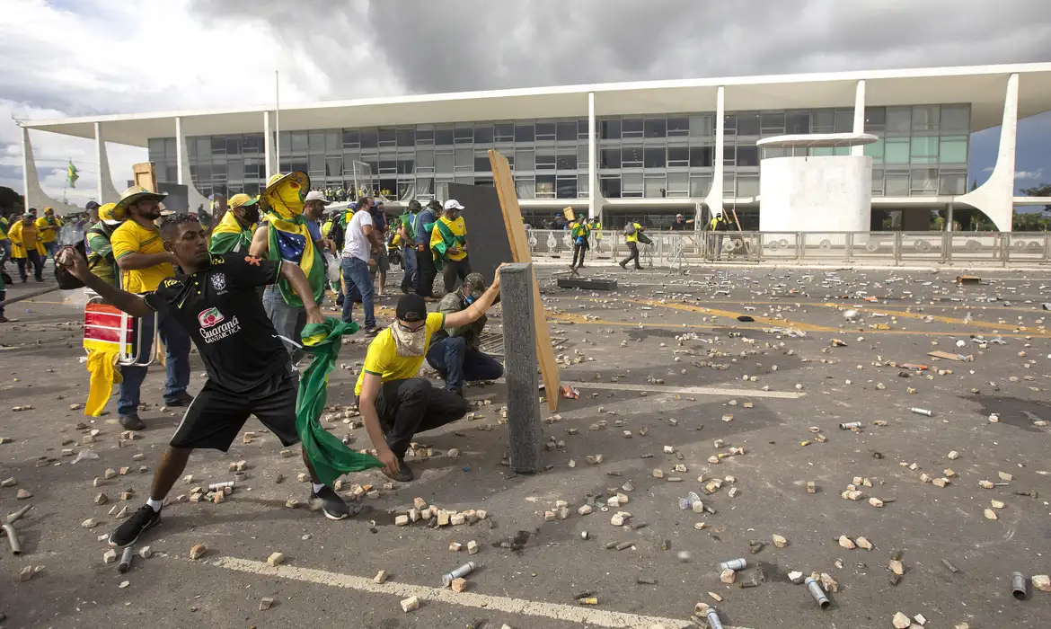 Apoiadores do ex-presidente Jair Bolsonaro durante os atos de 8 de janeiro de 2023 na Praça dos Três Poderes