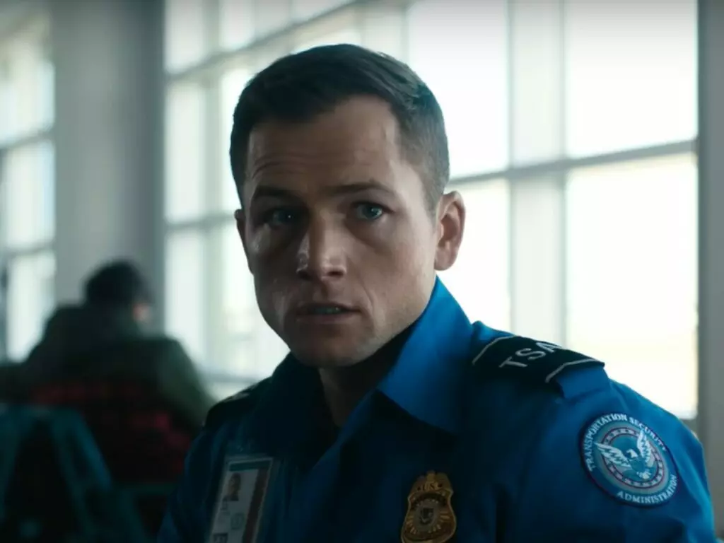 Taron Egerton em Bagagem de Risco