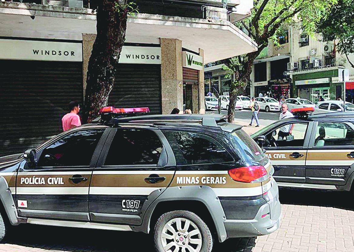 Portas fechadas. Policiais fizeram apreensões em várias lojas da rede de roupas da capital mineira