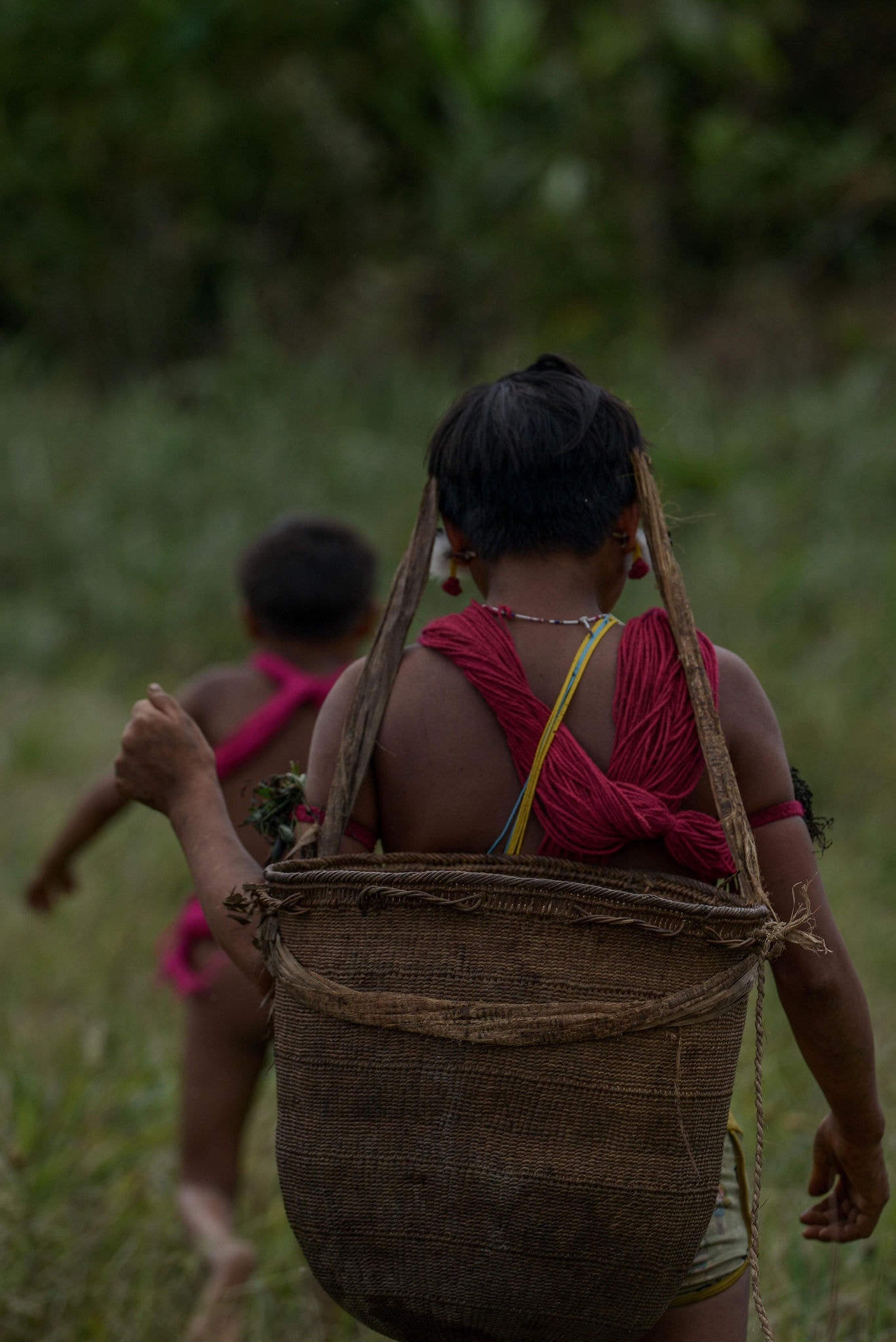 Mulher Yanomami com seu cesto usado para carregar alimentos - Foto: Fred Magno/O Tempo