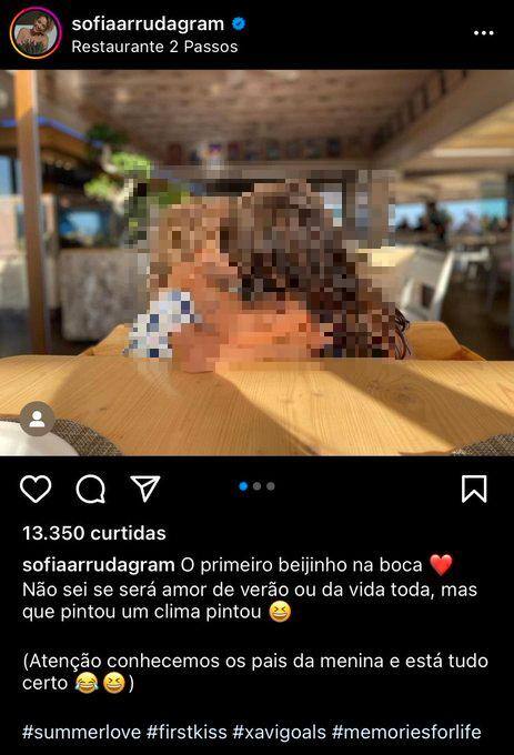 Mãe posta foto de filho de 3 anos beijando amiguinha e web repudia a ação