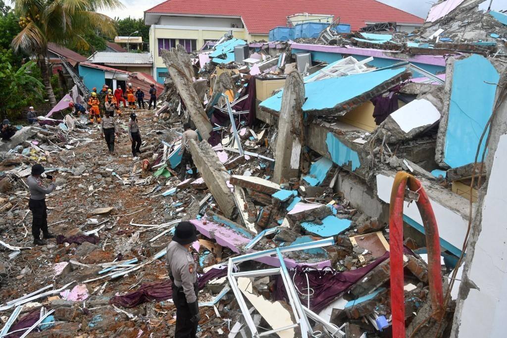 Há dois dias, dezenas de corpos sem vida foram retirados dos escombros de edifícios desmoronados em Mamuju