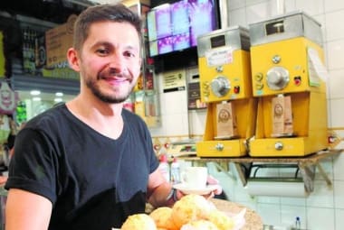 
O colombiano Felipe Martinez aprecia o quitute de vários lugares, como o do Café Dois Irmãos, no Mercado Central