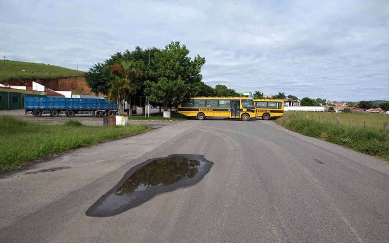 Ônibus escolares foram atravessados em vias de Careaçu
