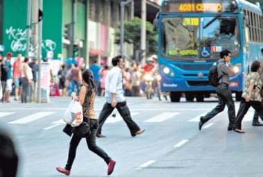 Atravessar fora da faixa de pedestres poderá render multa de R$ 44,19