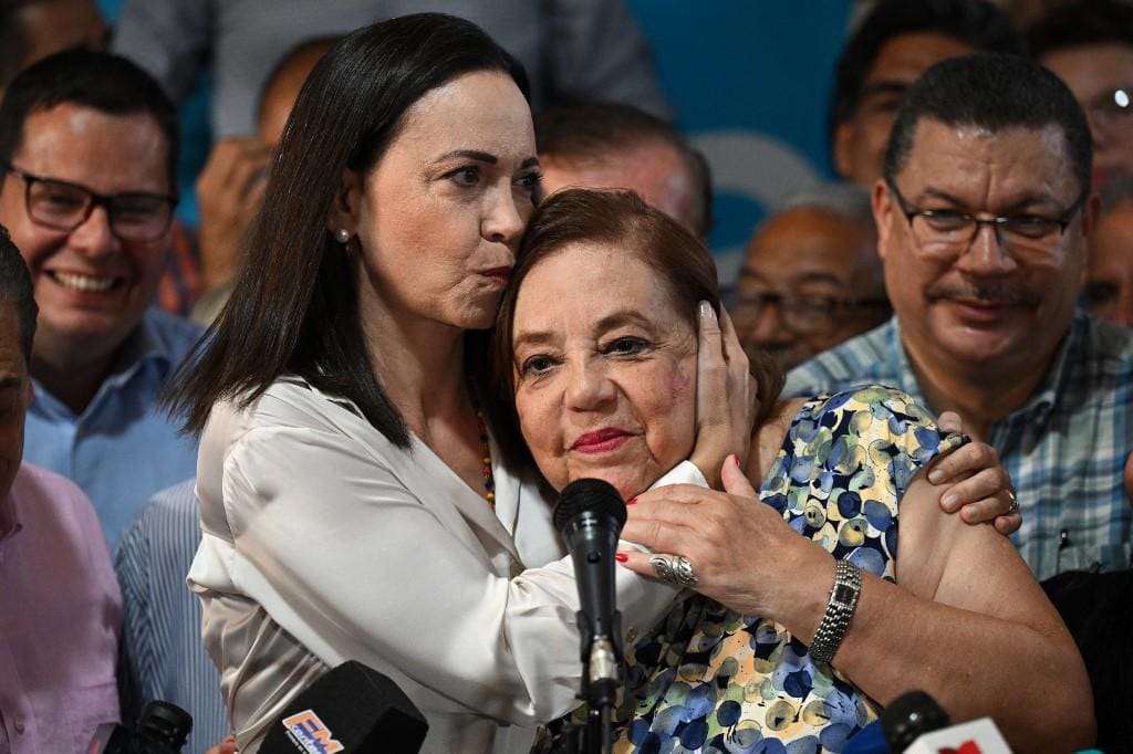 A líder da oposição venezuelana, María Corina Machado (esquerda), que teve candidatura barrada, escolheu Corina Yoris para substituí-la, mas ela também não conseguiu se inscrever