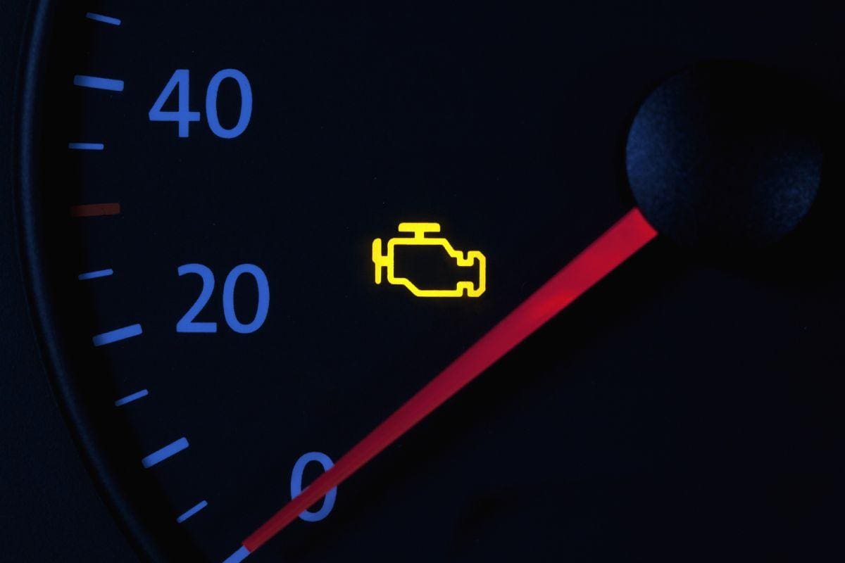 Luz da injeção eletrônica acesa no painel gera dúvidas ao dono do carro
