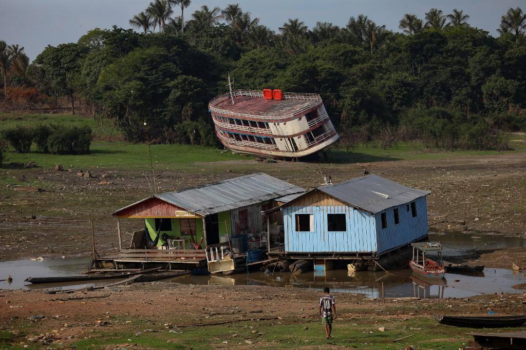 Casas-barco e um barco encalhado são vistos no Rio Negro, no Distrito de Cacau Pirera, em Iranduba, no Amazonas, em 25 de setembro de 2023