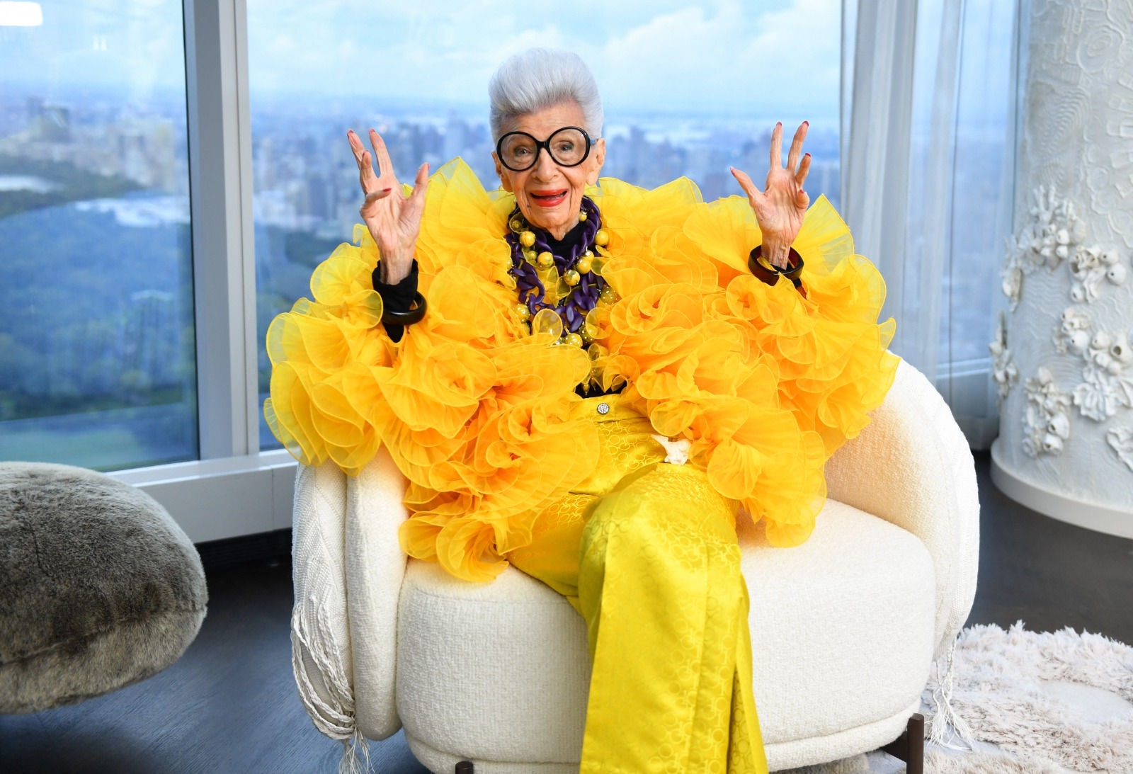 Iris Apfel posa para um retrato durante sua festa de 100 anos na Torre do Central Park, em 9 de setembro de 2021, na cidade de Nova York; ela faleceu em 2024, na Flórida