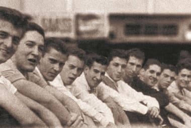 Em frente à padaria que funcionou no coração da Savassi até 1977, integrantes da Turma da Savassi se reuniam diariamente