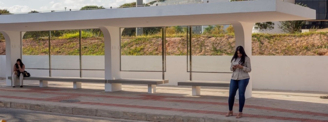 Novos abrigos de parada de ônibus ficam próximos aos prédios Tiradentes e Alterosas