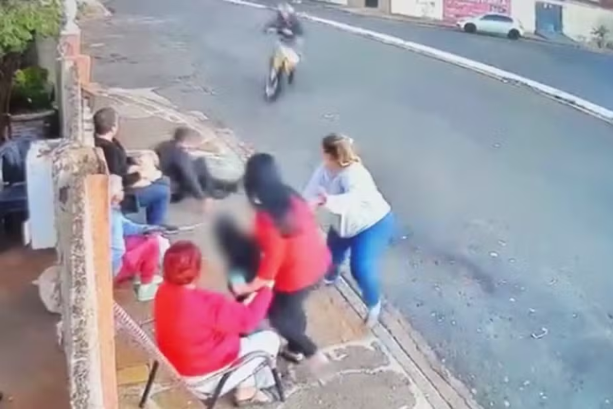 No momento do incidente, sete pessoas estavam na calçada 