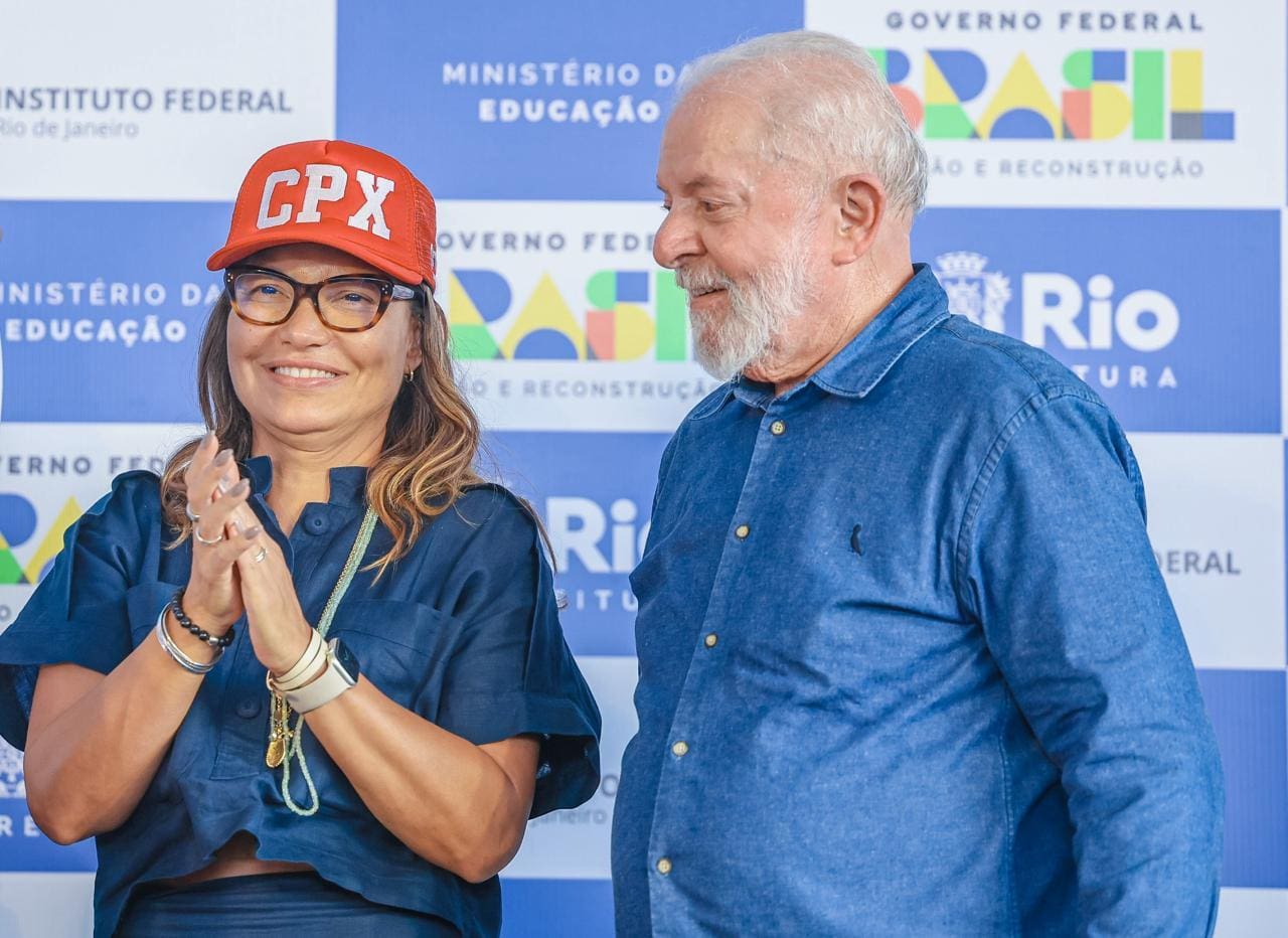 Ao lado da primeira-dama, Janja da Silva, Lula participa do anúncio da construção de um campus do Instituto Federal do Rio de Janeiro, no Complexo do Alemão