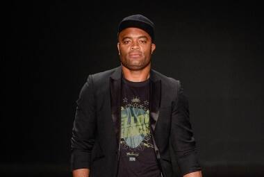 o lutador anderson silva desfila para a Ausländer no fashion rio