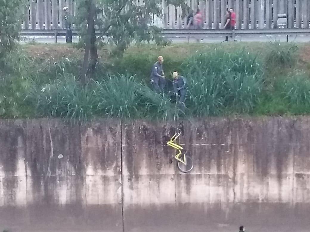 Três bicicletas do sistema Yellow são retiradas do Ribeirão Arrudas em BH