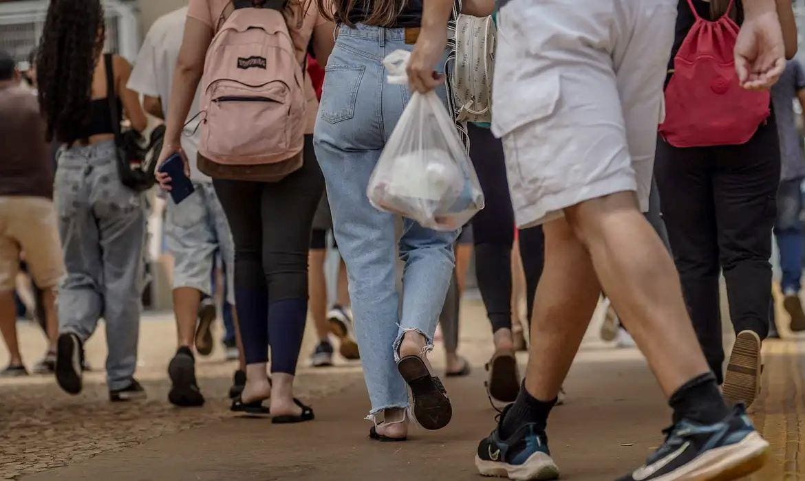 Imagem ilustrativa de jovens chegando para realizar a prova do Enem