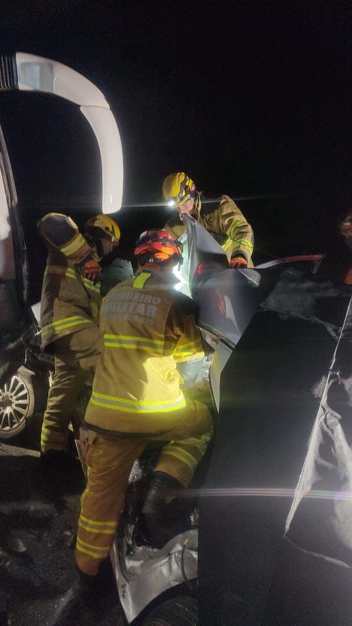 Motorista ficou preso às ferragens do veículo