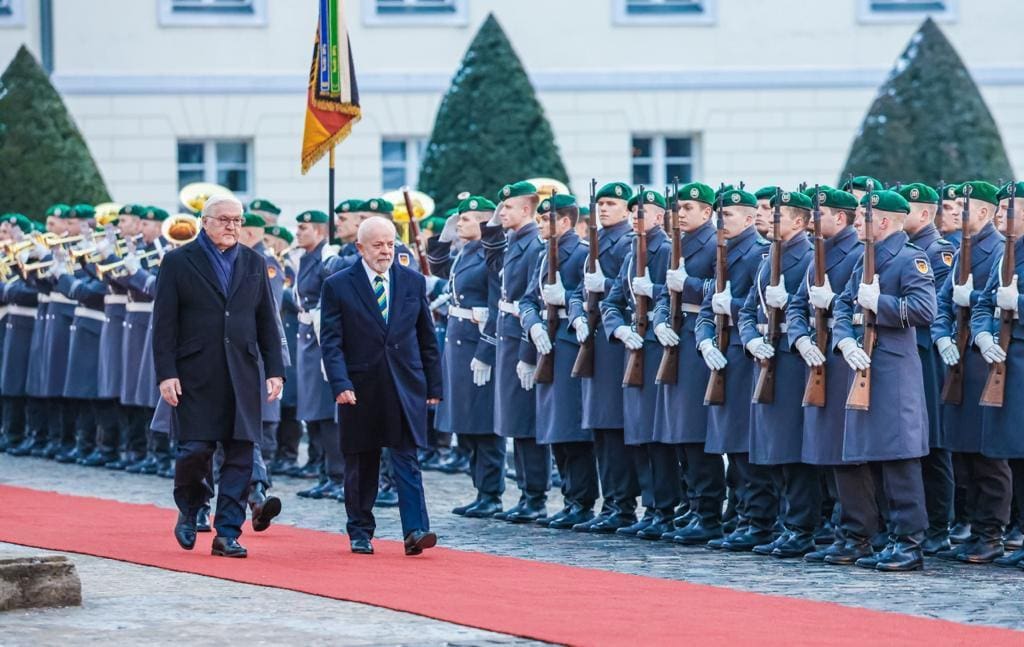 Lula na Alemanha: Recepção oficial pelo presidente Frank-Walter Steinmeier, no Palácio Bellevue, e revista às tropas