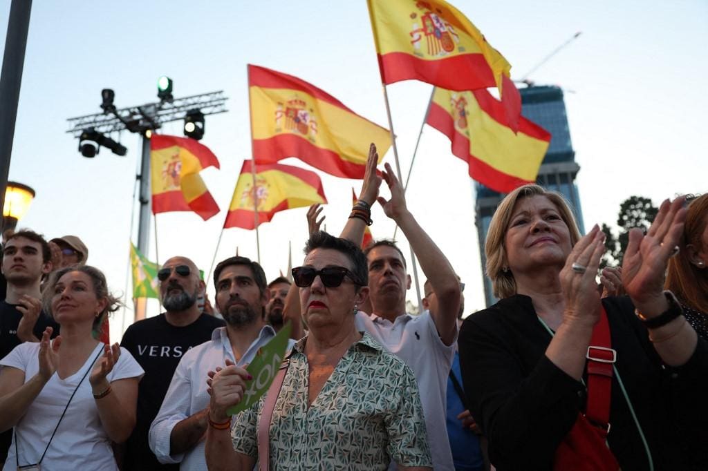 Apoiadores do partido de extrema-direita VOX agitam bandeiras espanholas antes das eleições