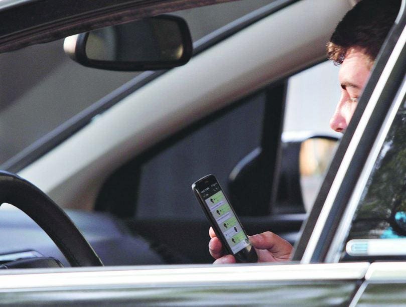 Recomendação de especialistas em segurança é evitar usar celulares em público