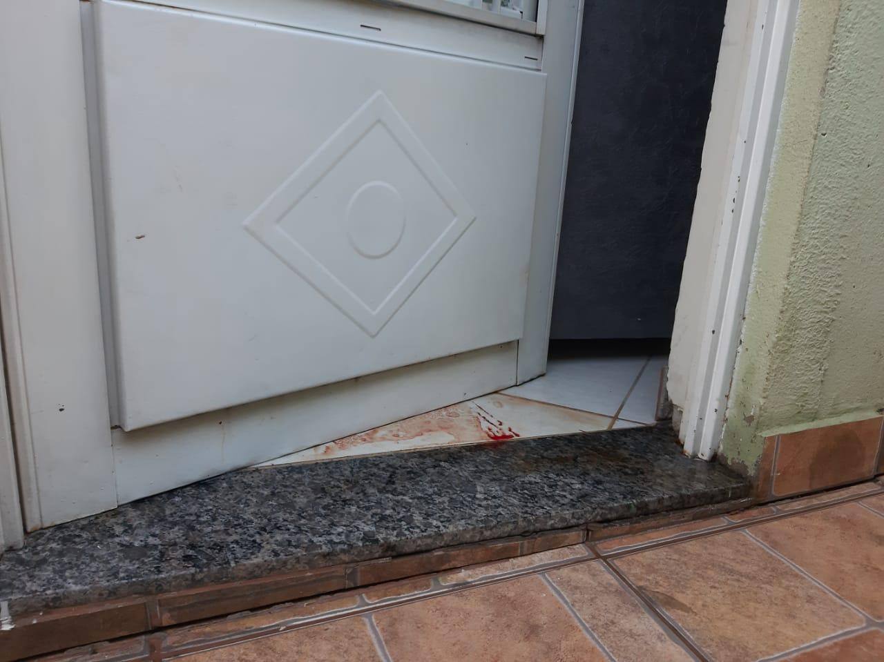 Sangue da vítima ficou espalhado pela casa