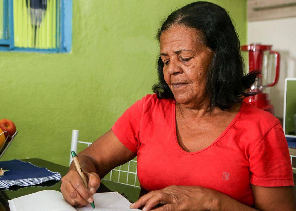 Refúgio Vera superou a própria depressão ao ver que o marido estava pior; ela se fortalece escrevendo