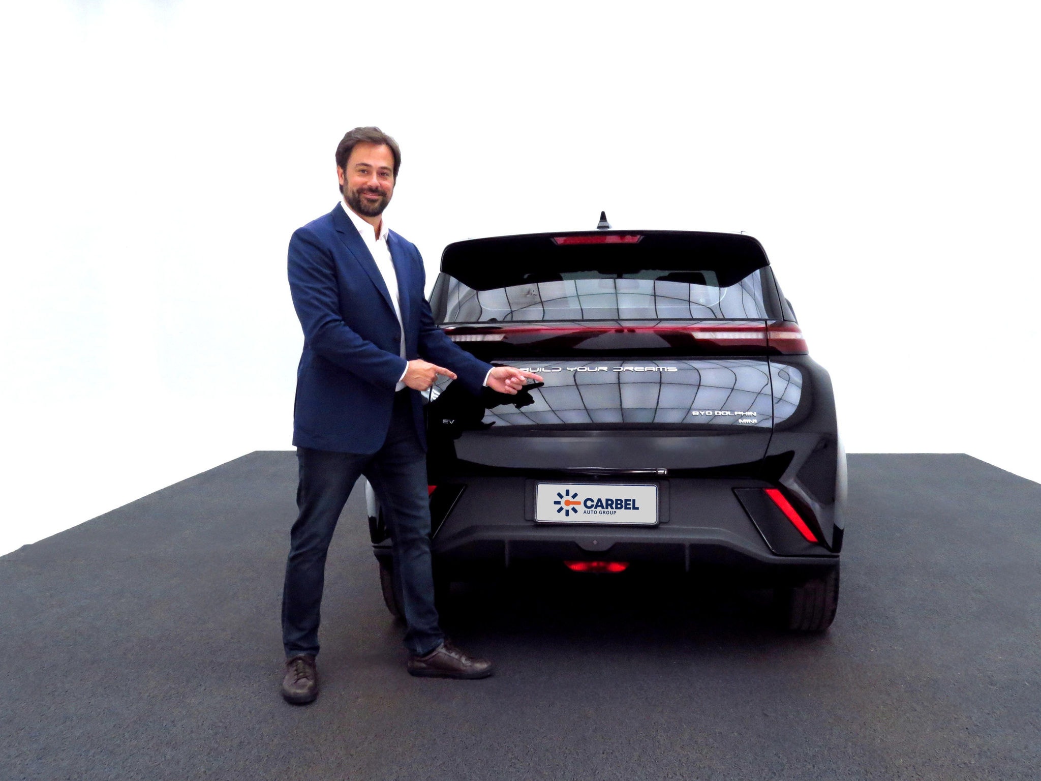 O CEO do Grupo Carbel, Pedro Pentagna Guimarães mostra o Mini Doulphin