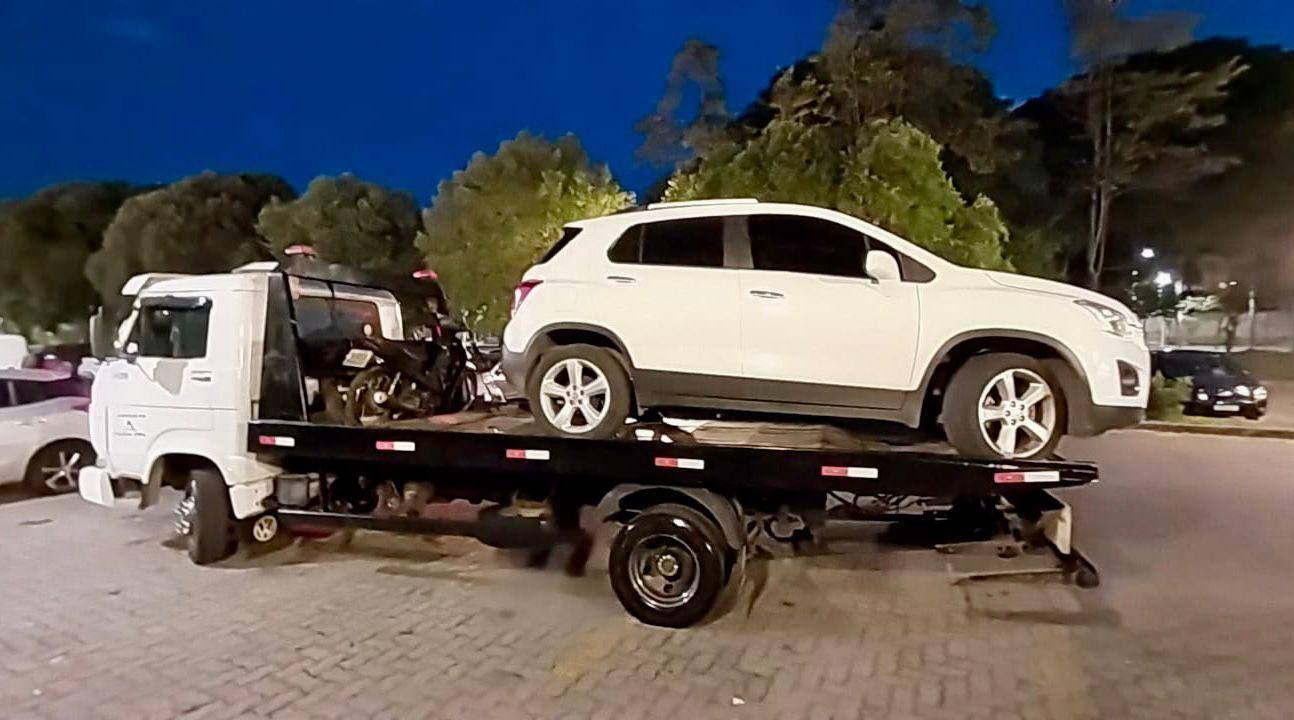 Imagem de carro sendo apreendido