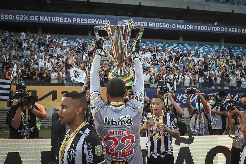Goleiro Éverson levanta a taça de Supercampeão
