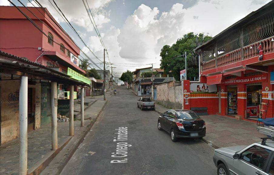 Acidente entre carro e ônibus