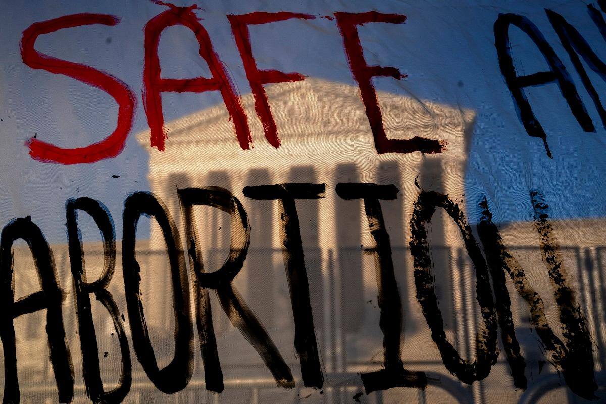 Suprema Corte dos EUA é vista através de um banner que diz "Aborto Seguro" em Washington, DC, em 10 de maio de 2022.