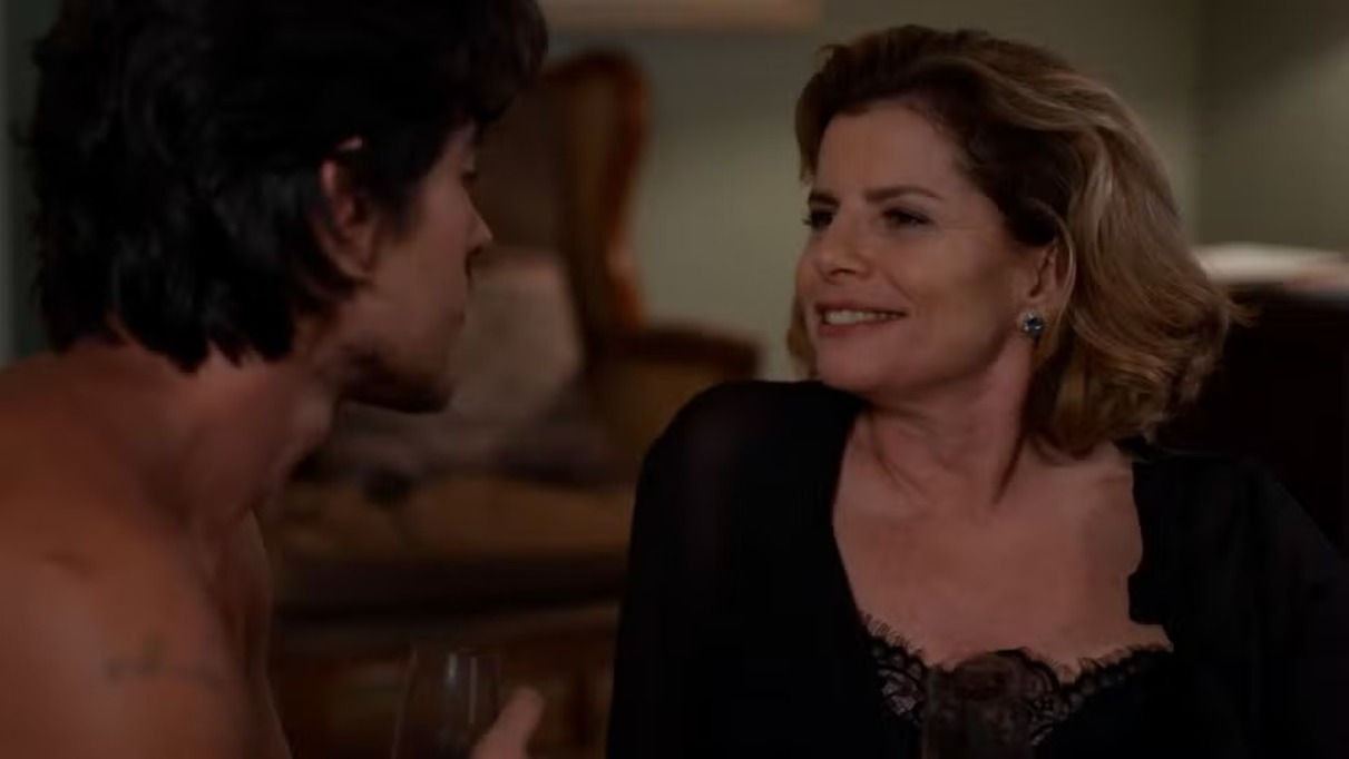 Odete Roitman, vivida por Débora Bloch, e o seu terceiro amante, interpretado por Vinícius Redd, na novela 'Vale Tudo'