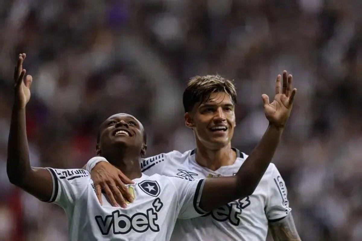 Garoto Nathan comemora o segundo gol do Botafogo sobre o Vasco