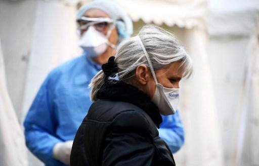 Um médico sai depois de fazer o teste em um centro de rastreamento COVID-19 reservado para profissionais de saúde