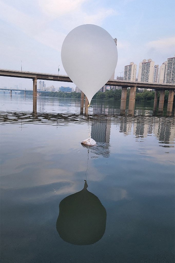 Foto fornecida pelo Ministério da Defesa da Coreia do Sul mostra um balão com lixo enviado pela Coreia do Norte
