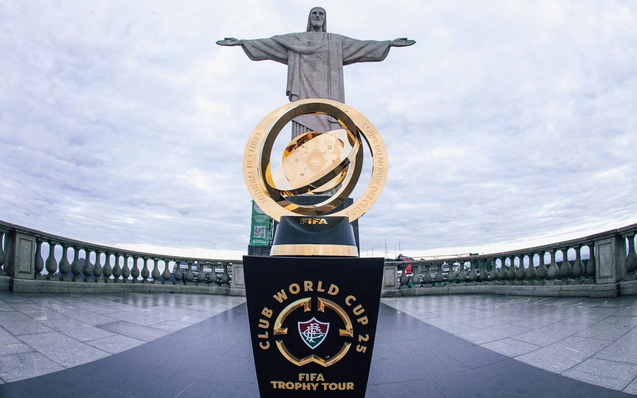 Fluminense apresenta taça do Mundial de Clubes (Foto: Divulgação/Fluminense)