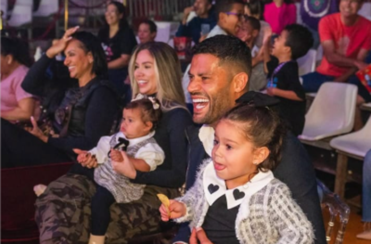 Com a esposa Camila e as filhas Zaya e Aisha, Hulk se diverte durante a apresentação do espetáculo