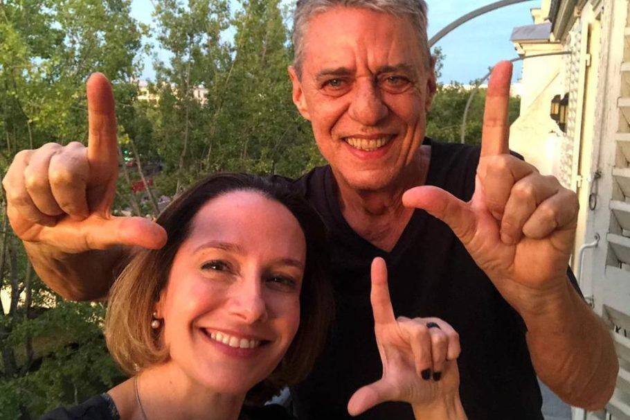 Chico Buarque e sua namorada, a advogada Carol Proner, defendem a libertação do ex-presidente Lula