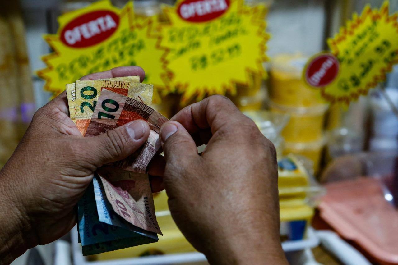 Às vésperas de Black Friday, Natal e Copa, brasileiros têm recorde de dívidas