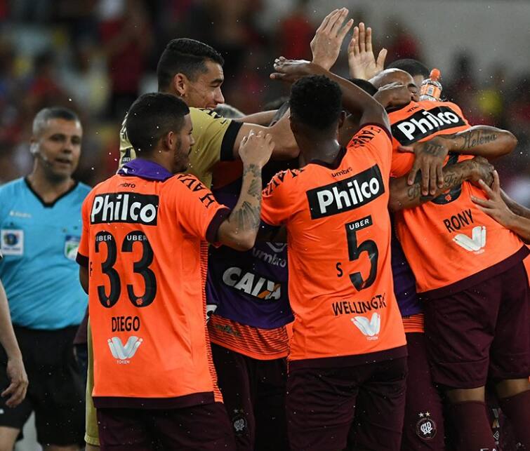 De virada, Atlético Paranaense vence e estraga festa do Flamengo, mas fica fora do G6