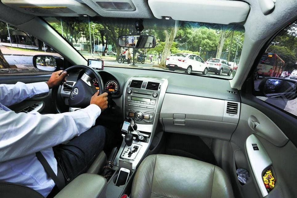 Projeto de lei quer que motoristas de aplicativo arquem com o custo da instalação de um botão de pânico no carro