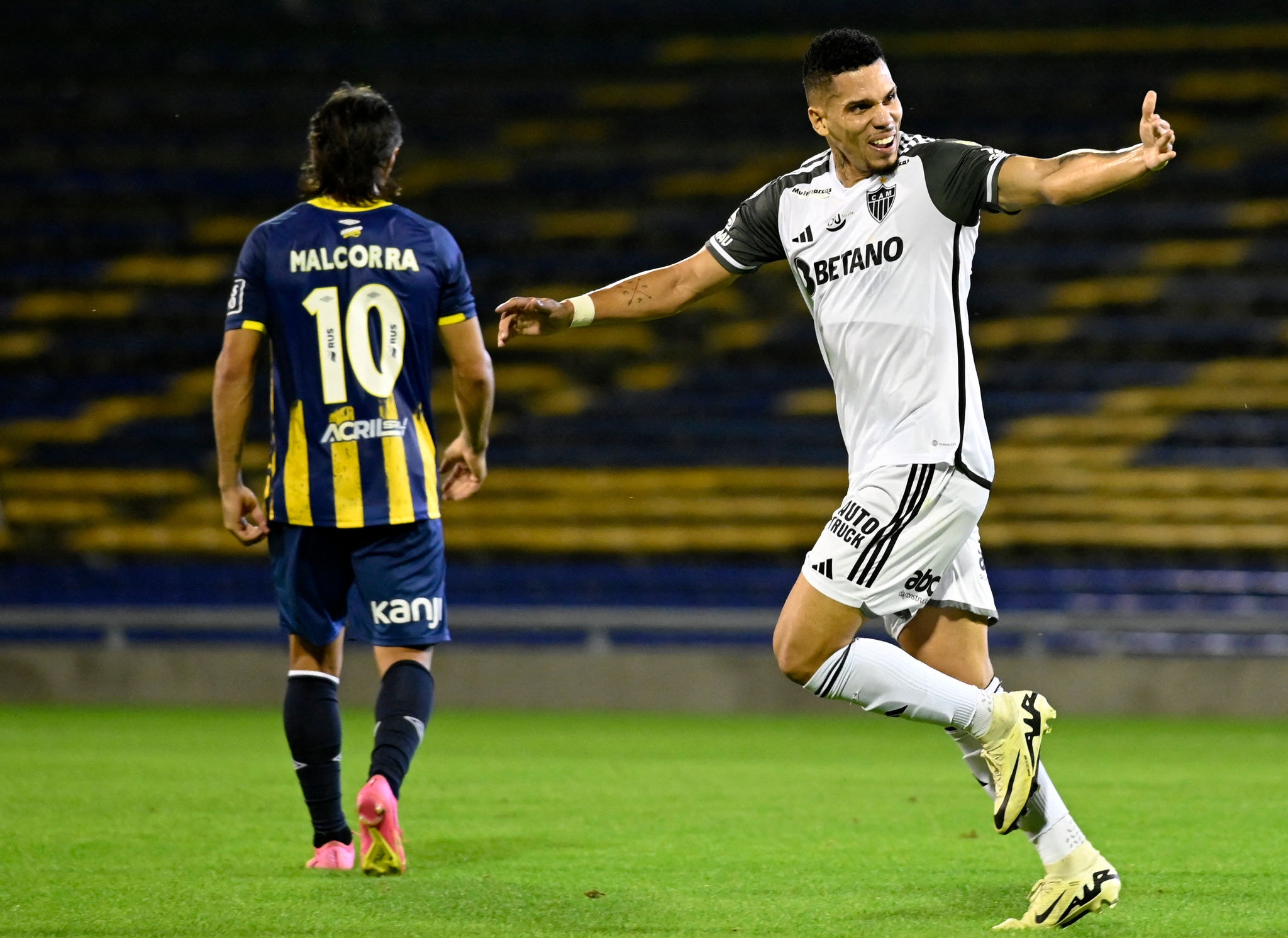 Atletico Mineiro's forward Paulinho celebrates after scoring during the Copa Libertadores group stage second leg football match between Argentina's Rosario Central an Brazil's Atletico Mineiro, at the Gigante de Arroyito stadium in Rosario, Argentina, on May 7, 2024. (Photo by Marcelo Manera / AFP)