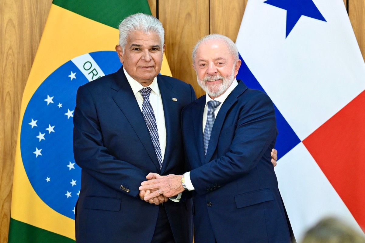 O presidente do Brasil, Luiz Inácio Lula da Silva (D), e o presidente do Panamá, José Raúl Mulino
