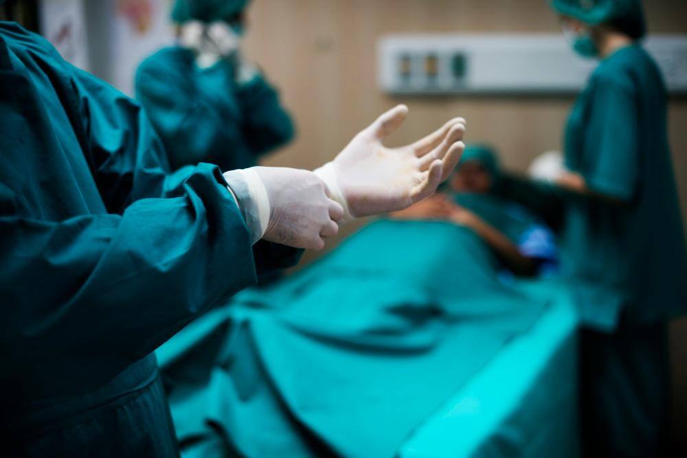 Médica  transmite cirurgias ao vivo nas redes sociais