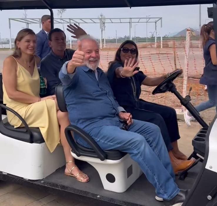 A primeira-dama, Janja da Silva, dirigiu um carro de golfe para dar "carona" para o presidente Lula e o prefeito do Rio de Janeiro, Eduardo Paes (PSD), durante chegada no Parque Olímpico