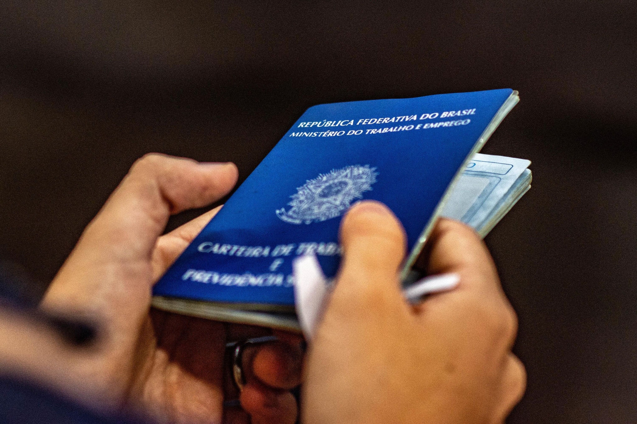 Pessoas contratadas como aprendiz deve ter sua Carteira de Trabalho assinada