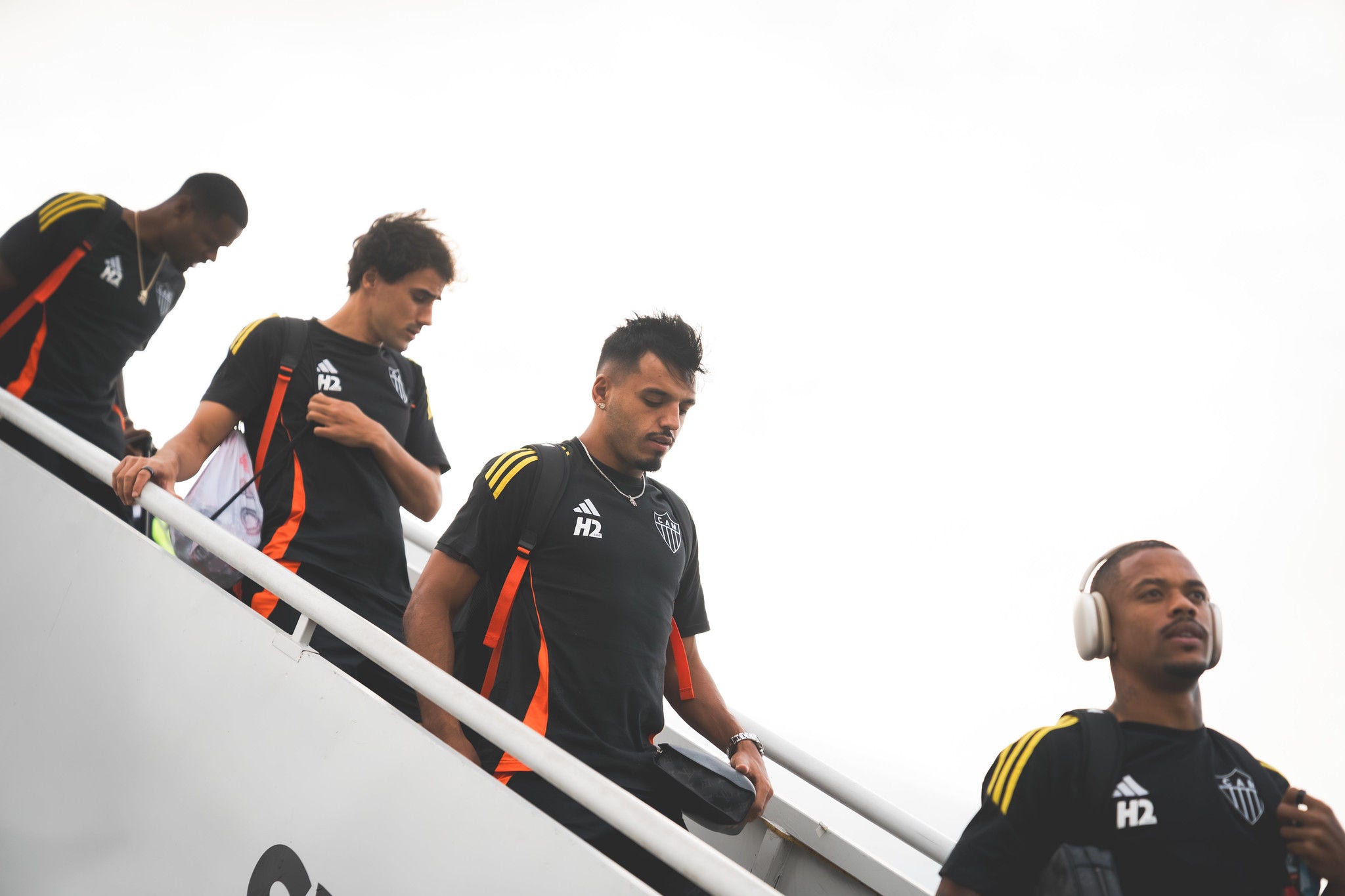 Delegação do Atlético desembarca em Salvador para jogo contra o Vitória 